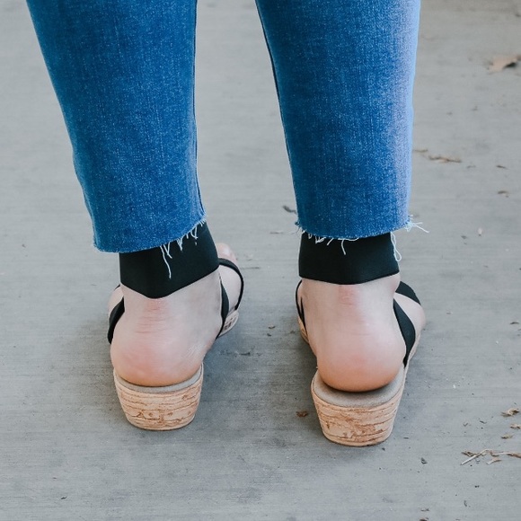 BLACK SANDALS - Charleston Shoe Co Benjamin - Picture 5 of 6